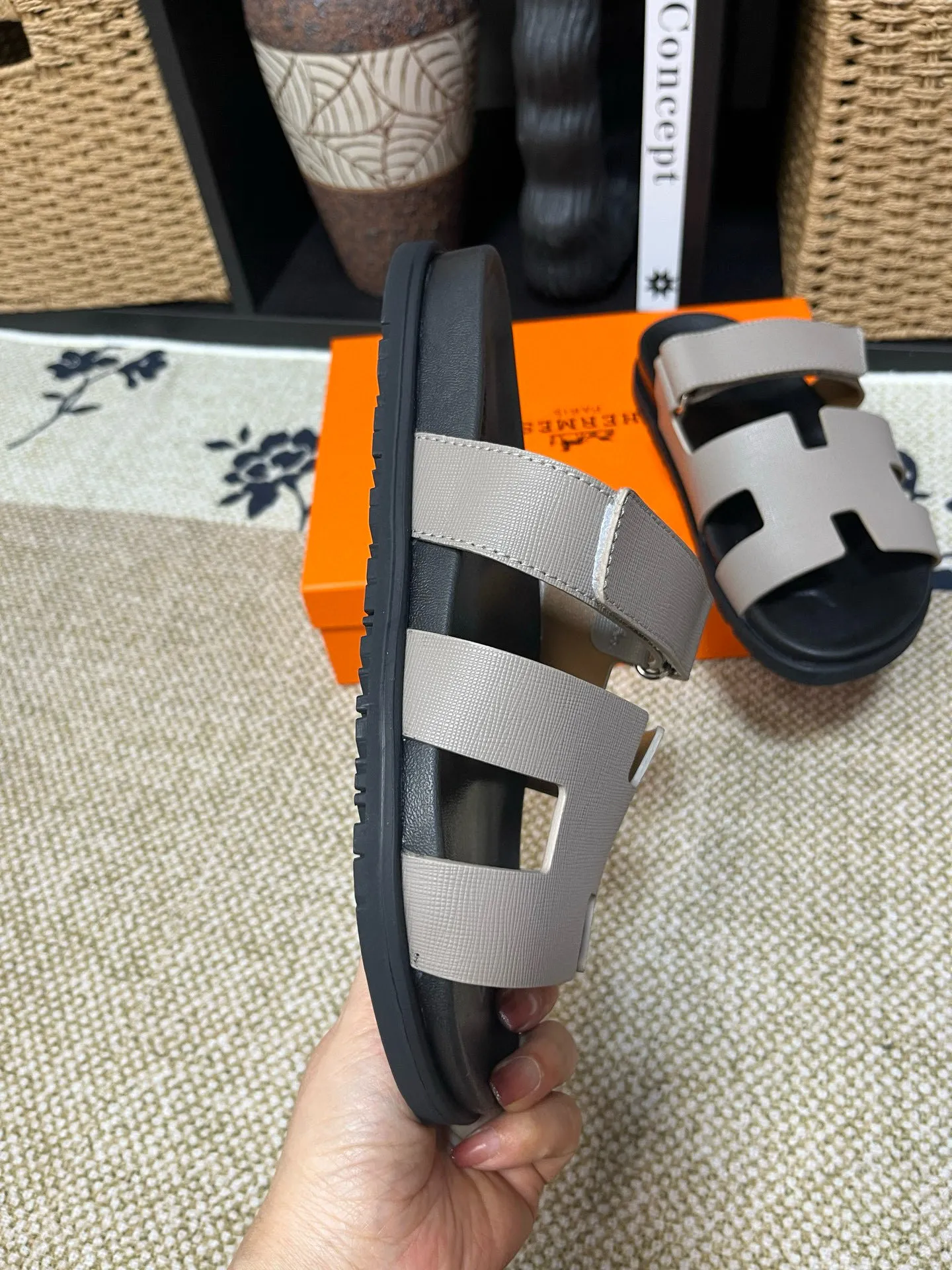 P300 Long-term stock Hermes men’s Kazimir slippers for couples - top quality woven calfskin functional sandals with intertwined uppers inspired by the “H” iconic pattern to create a casual look, perfect for summer. Imported cowhide + cowhide lining + TUP outsole Size: 35-46
